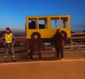 4 thanh nien Nga cai trang thanh xe buyt de di len cau hinh anh