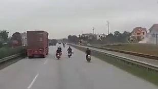 Mot loat xe may khong doi mu 'danh vong' truoc mat container hinh anh