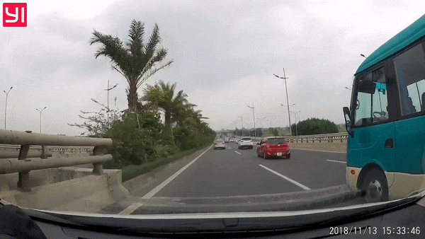 Xe khach bat chap chuyen lan, ep oto bay vao dai phan cach hinh anh