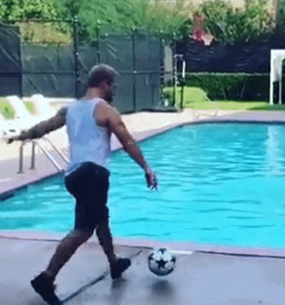 Trai bong 'di bo' tren mat nuoc sau mot duong chuyen hinh anh