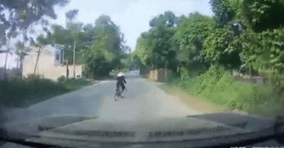 Ba cu lai xe dap lu lu xuat hien, suyt bi oto tong manh hinh anh