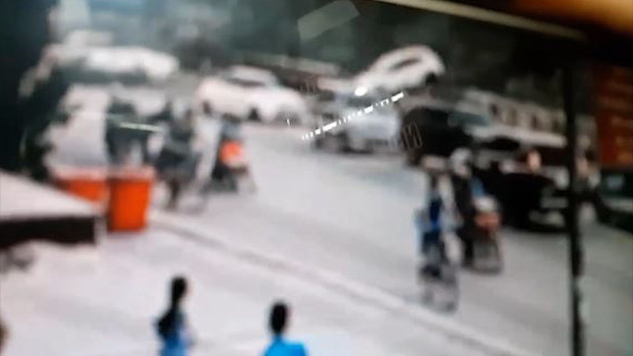 Oto lui au, tong vao hang rao roi lao xuong ruong hinh anh