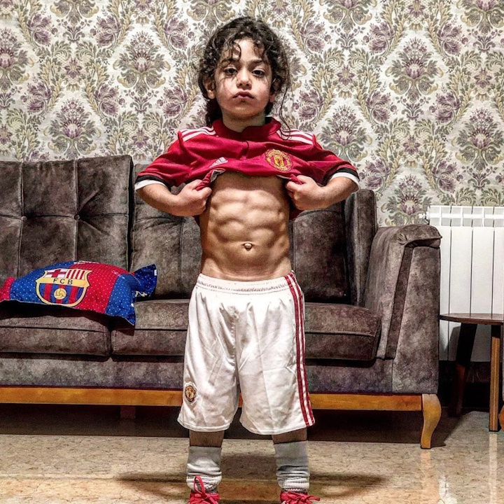 Cau be 5 tuoi so huu than hinh 6 mui nhu luc sy hinh anh