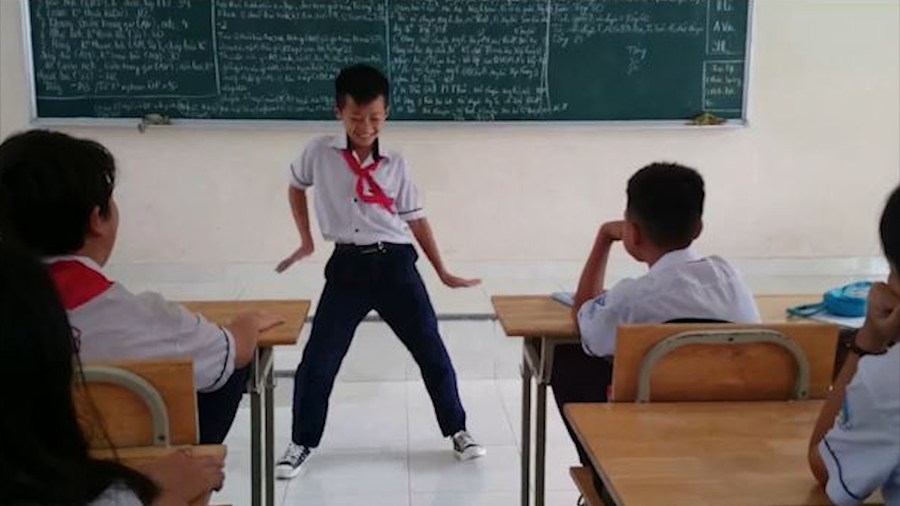 Cau be nhay 'Baby Shark' dieu luyen de lay long co giao khi bi phat hinh anh