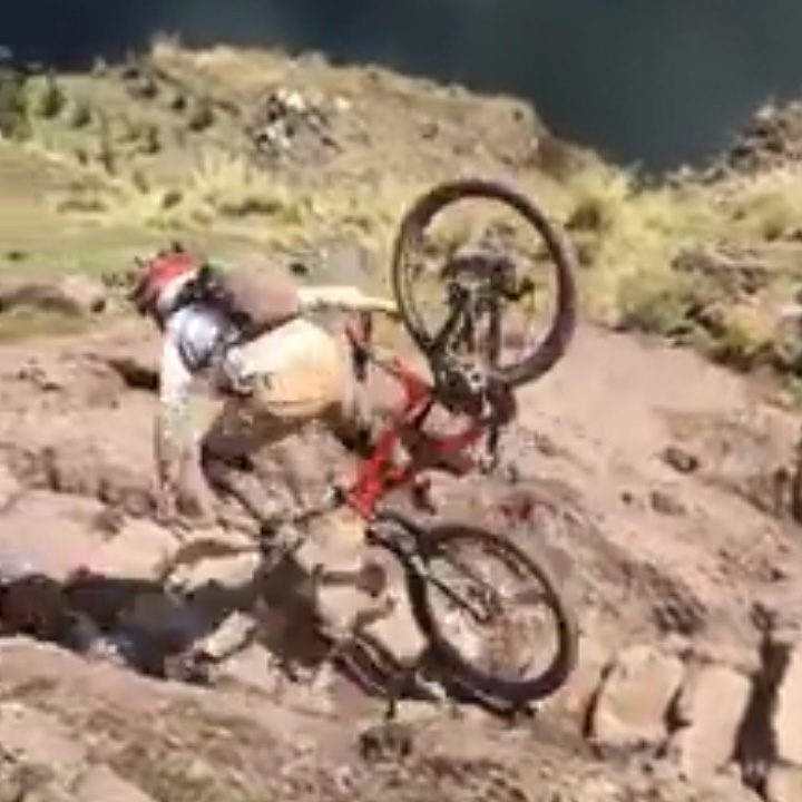 Chang biker suyt rot xuong vuc vi bieu dien xe dap bat thanh hinh anh