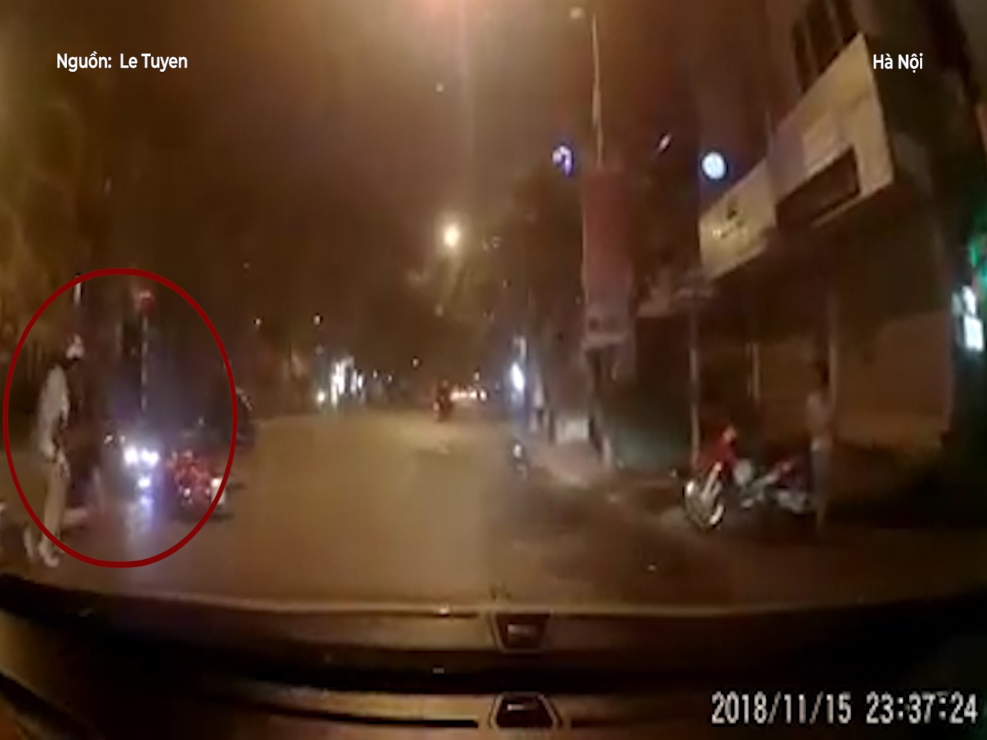 Tai xe phong nhanh, dam thang vao xe may qua duong hinh anh