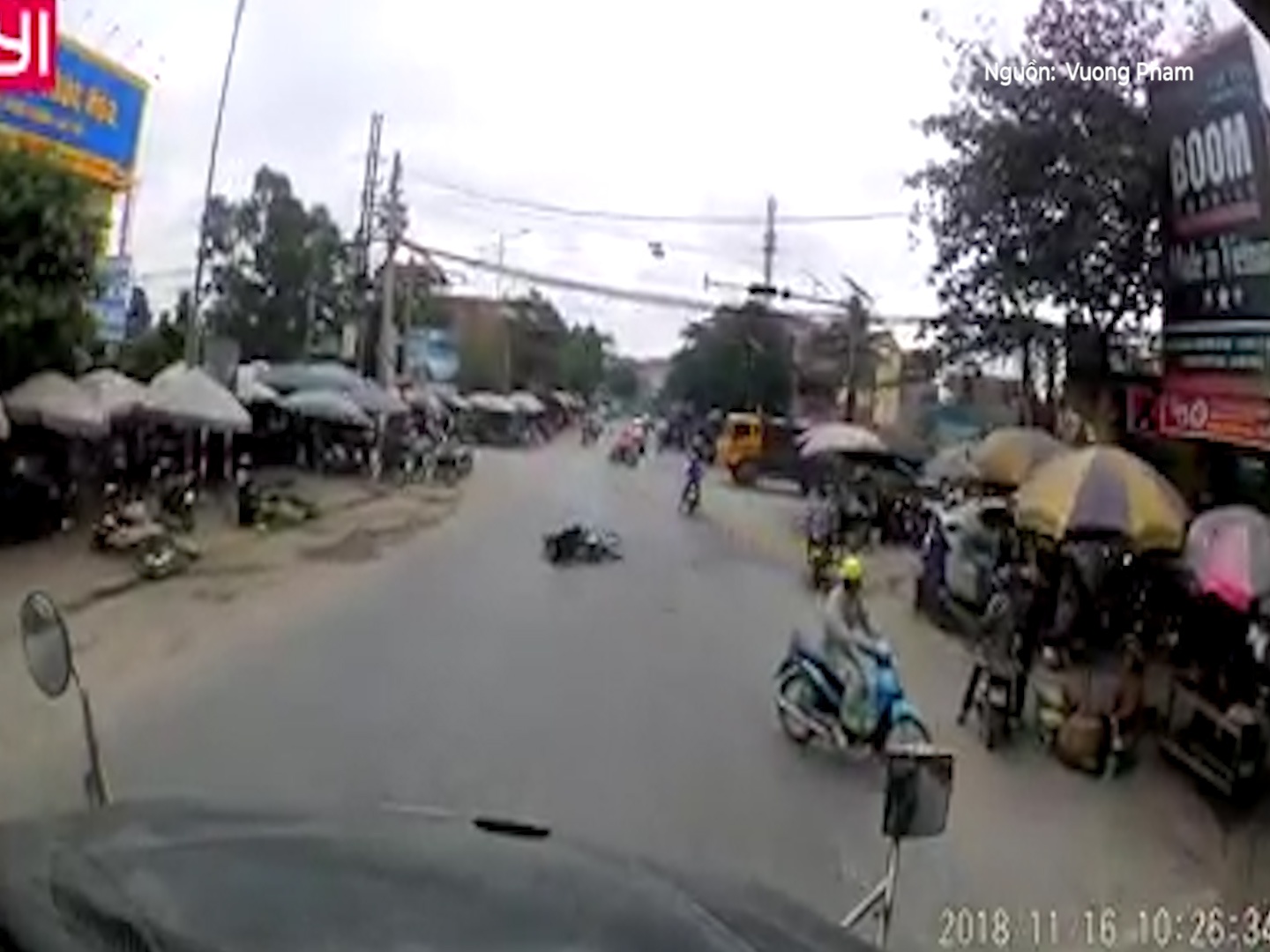 Xe may tat dau khien co gai nga ngay truoc dau xe container hinh anh