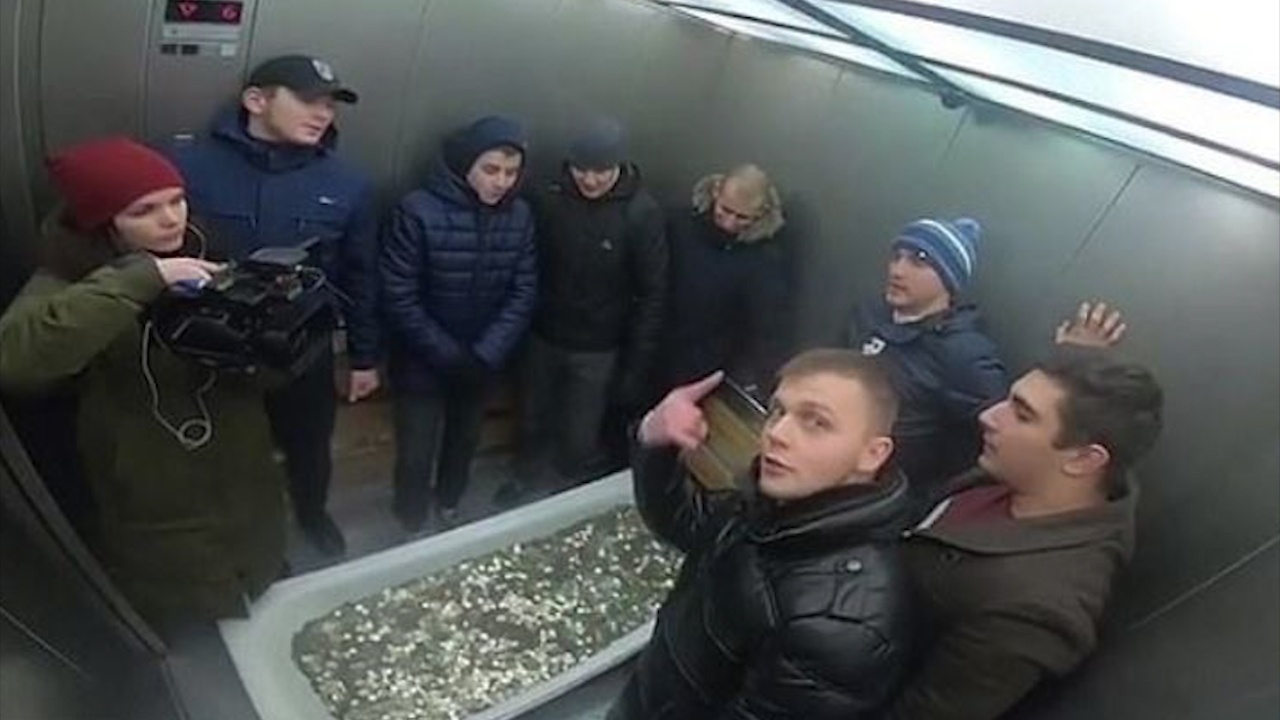 Khieng bon tam dung 100.000 dong xu di mua iPhone XS o Nga hinh anh