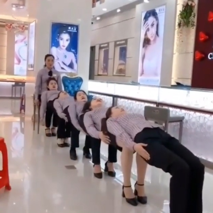 Dan nhan vien xinh dep bieu dien doc chieu nam chong len nhau hinh anh