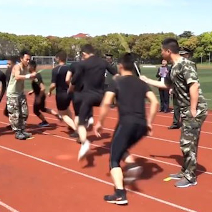 Man nhay day dong doi cua linh cuu hoa Trung Quoc hinh anh