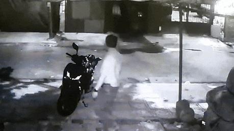 Tai xe xe tai mat lai, tong gay cua ra vao va suyt can luon chiec SH hinh anh