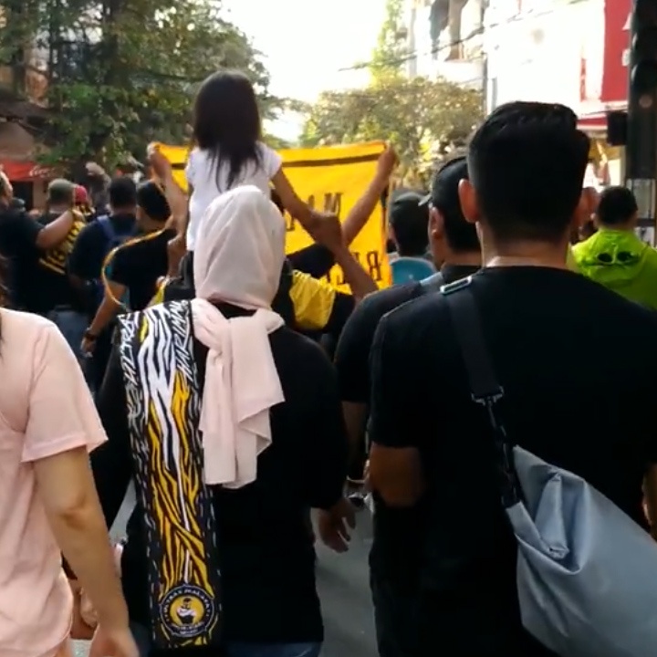 CDV Malaysia 'quay tung' pho co Ha Noi de co vu doi tuyen hinh anh