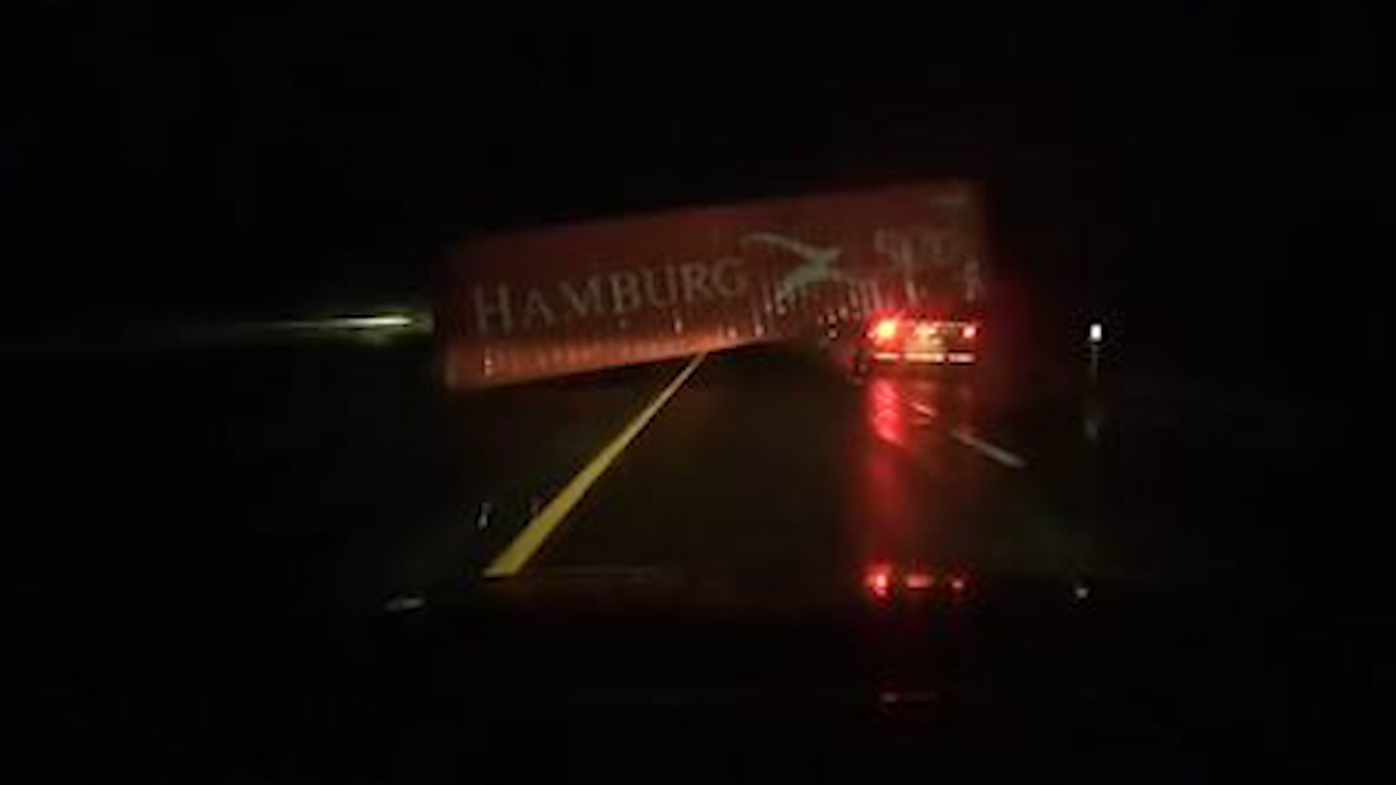 Container roi thung hang chan ngang duong hinh anh