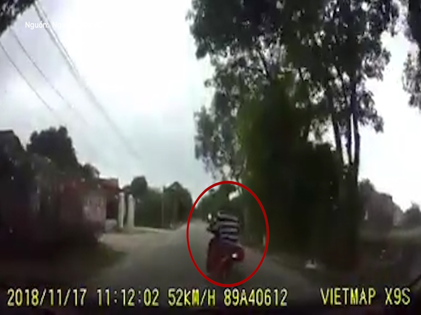 Tai xe lang lach suyt bi xe tai tong trung hinh anh