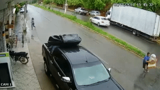 Sau pha drift suyt dung nguoi, tai xe oto tinh bo nhan ga bo di hinh anh