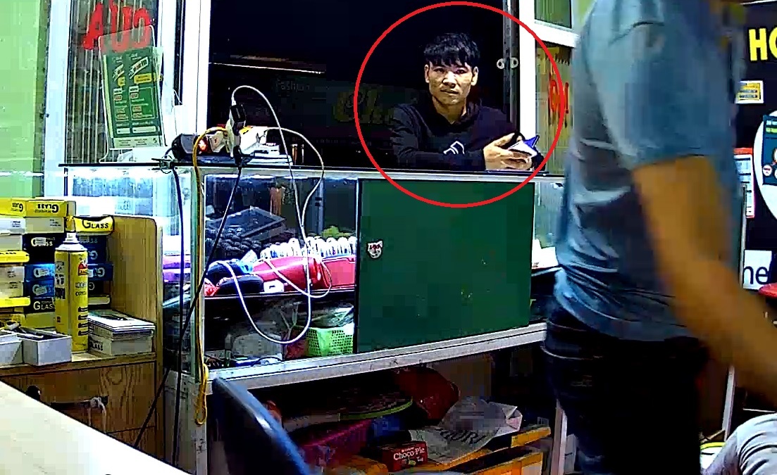 Gia vo mua roi cuop dien thoai khi chu vua quay lung hinh anh