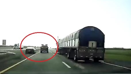 Oto gay tai nan lien hoan khi tat dau vuot au hinh anh