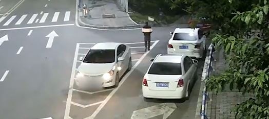 Tai xe quen keo phanh tay, oto lao tu do vun vut tren duong hinh anh