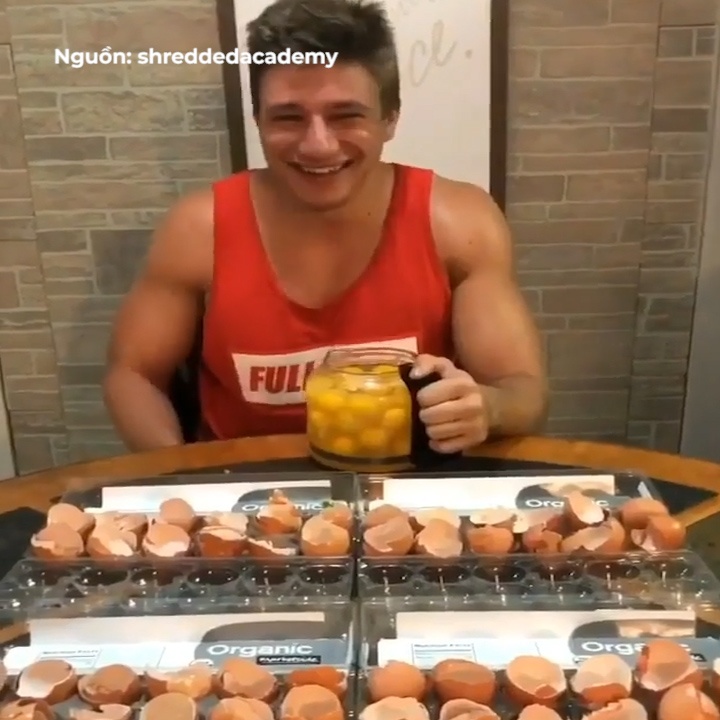 Gymer chinh phuc thu thach uong 48 qua trung ga tuoi mot luc hinh anh