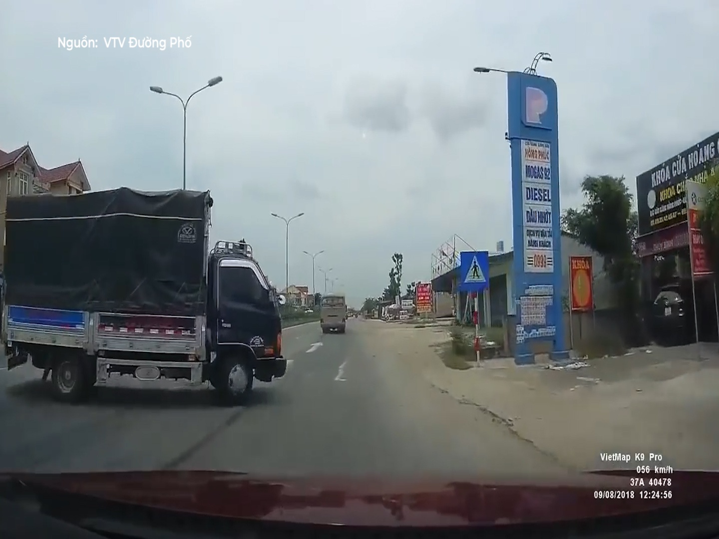 Tai xe than nhien chen ep xe tai de lao qua duong hinh anh