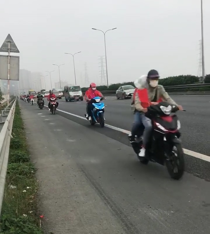 Doan 'phuot thu' noi duoi nhau chay bon bon tren cao toc hinh anh