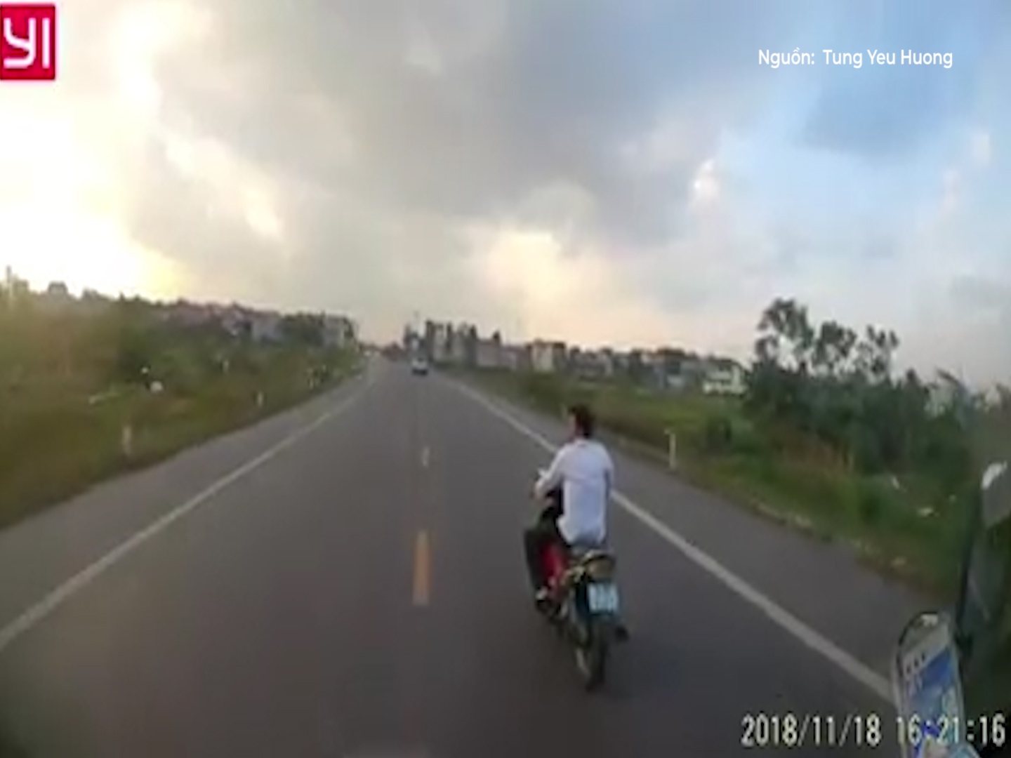 Tai xe lang lach, lien tuc thach thuc truoc dau xe tai hinh anh