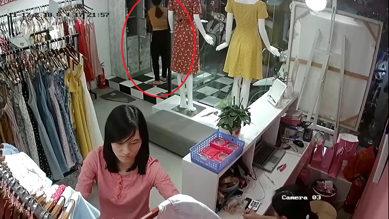 Gia vo mua quan ao roi mo tu trom luon tui xach hinh anh