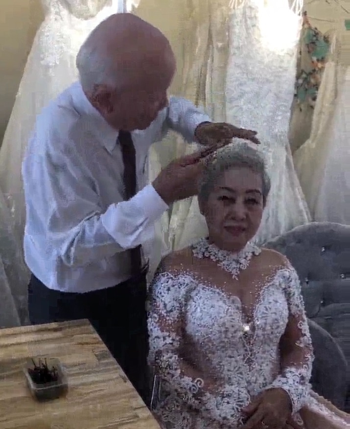 Cu ong chai toc cho cu ba day hanh phuc trong ky niem 50 nam ngay cuoi hinh anh