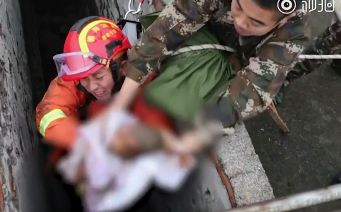 Cuu be trai bi de roi xuong toilet o Trung Quoc hinh anh