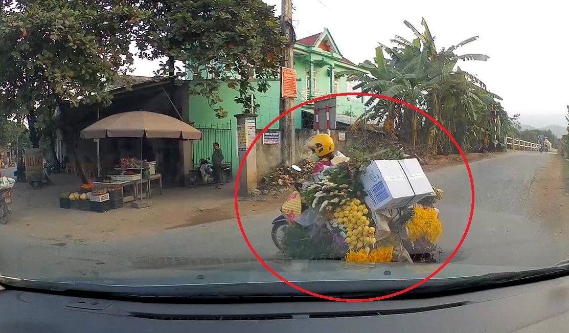 Bao re phai roi dot ngot re trai, xe may suyt bi oto dam hinh anh