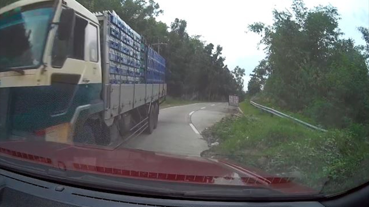 Xe tai phong nhanh, va cham voi oto o Philippines hinh anh