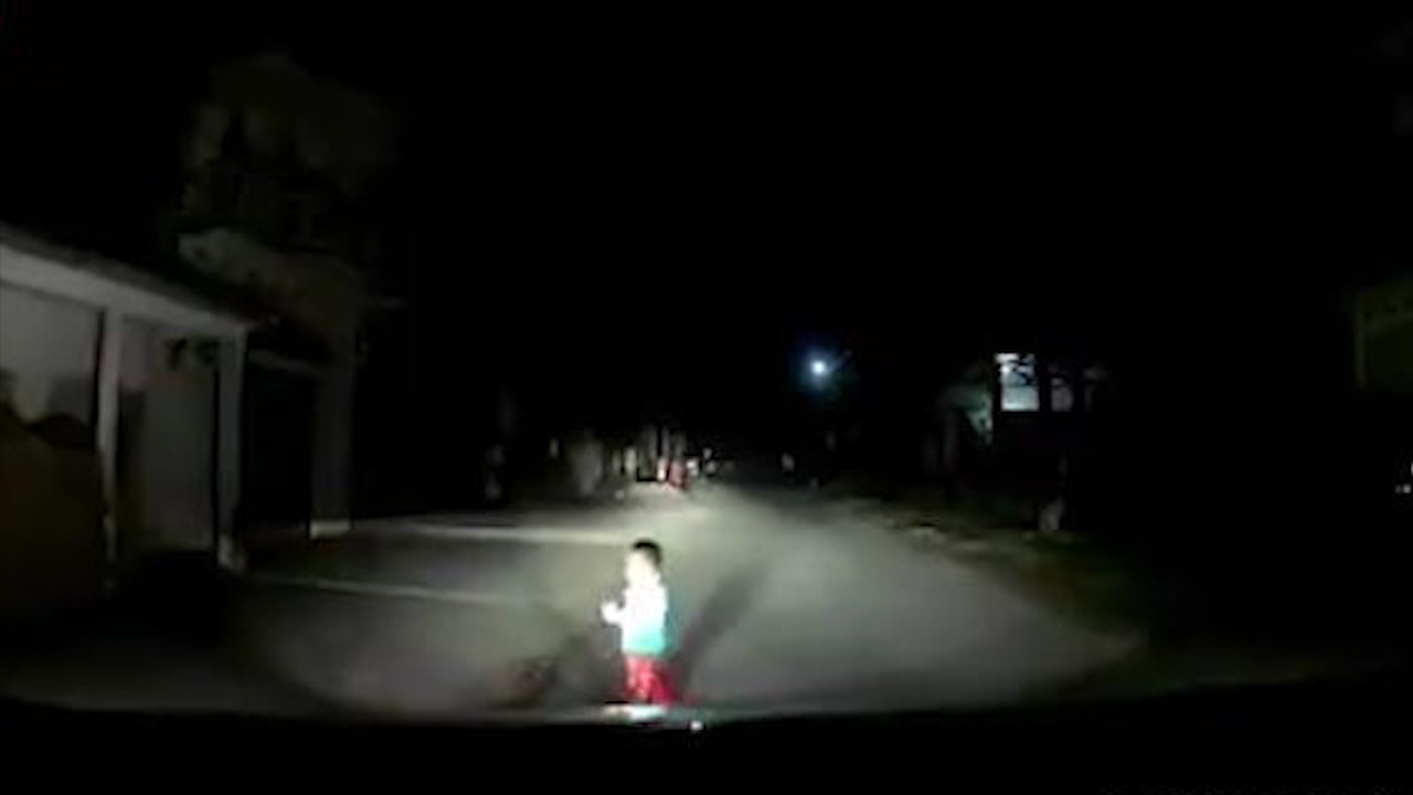 Em be dot ngot lao ra duong khien tai xe oto phanh gap hinh anh