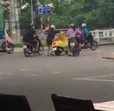 Tai xe truot tay lai khien xe may dam thang vao xe khac hinh anh