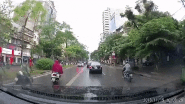 Dinh vuot dau oto, nguoi di xe may bat ngo nga bo ra duong hinh anh