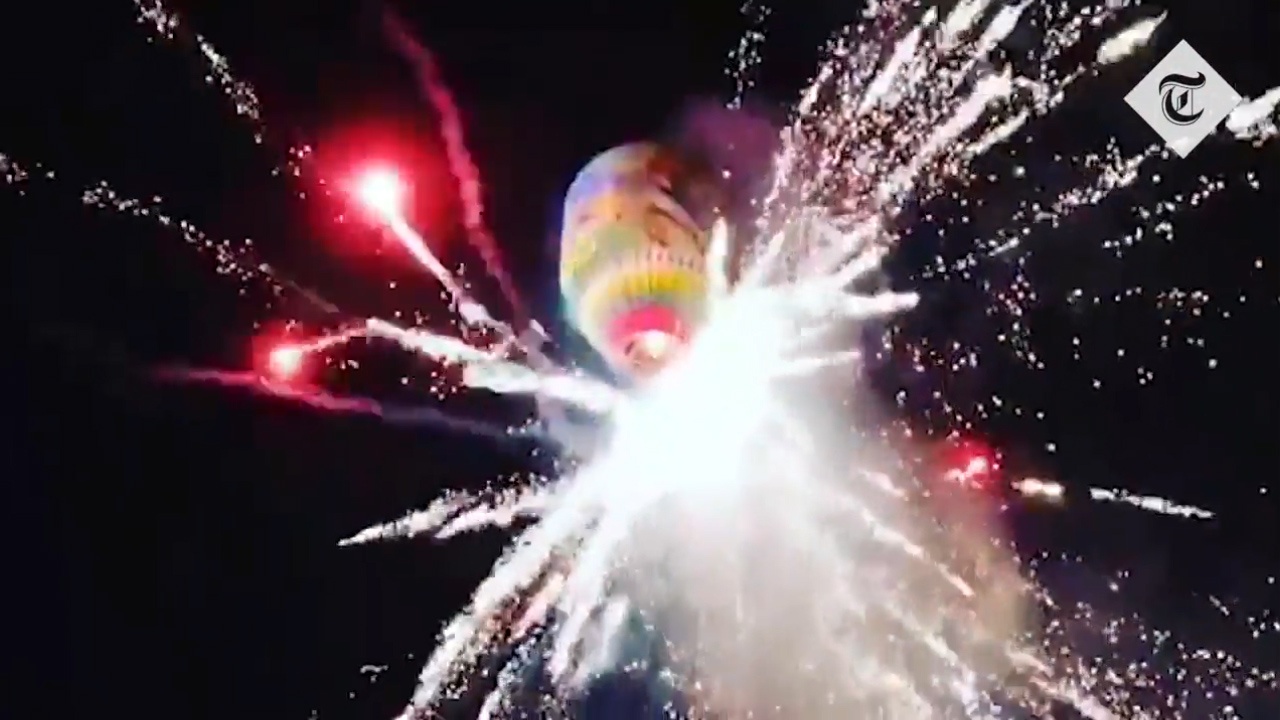 Khinh khi cau cho phao hoa no tung toe, roi xuong dam dong phia duoi hinh anh