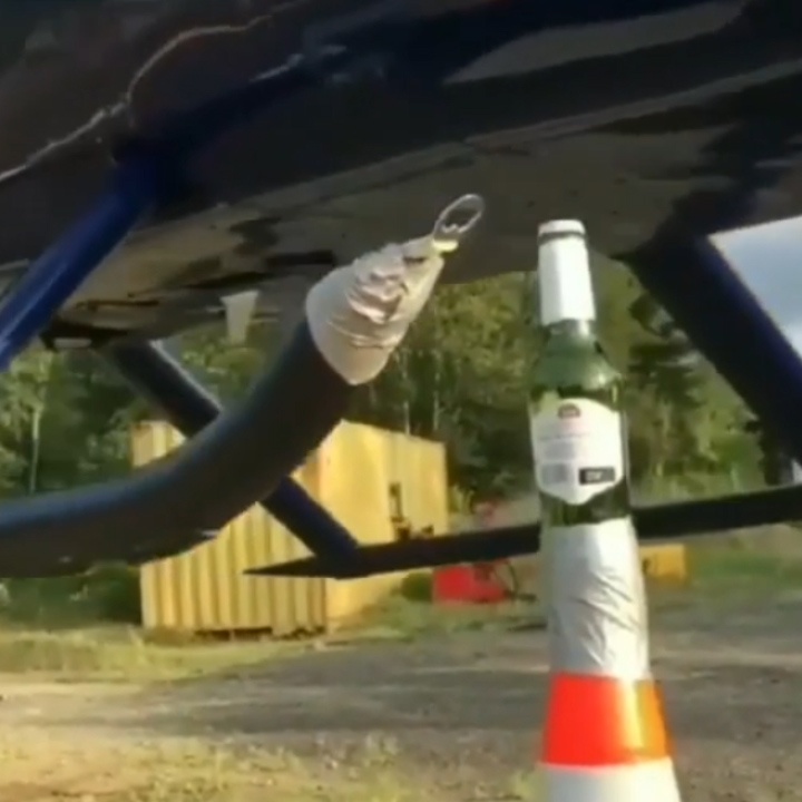 Chang phi cong de mo nap chai bia bang truc thang hinh anh