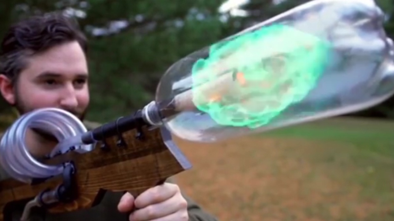 Can canh tia lua cuon cuon di chuyen trong sung khi gas hinh anh