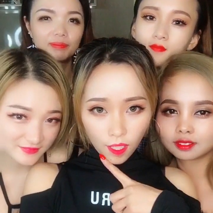 Nhom ban gai 'lot xac' hoan toan chi sau mot pha trang diem hinh anh