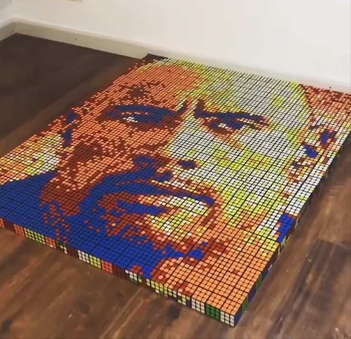 Buc chan dung The Rock duoc xep tu 725 khoi rubik hinh anh