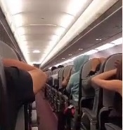 Hanh khach hoang loan, la het tren may bay Vietjet nghi gap su co hinh anh