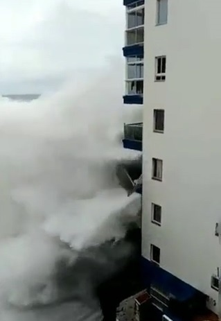 Song du pha huy ban cong chung cu sat bien o Tay Ban Nha hinh anh