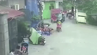 Oto dam vao hang quan ven duong, gay tai nan kinh hoang o Ha Noi hinh anh