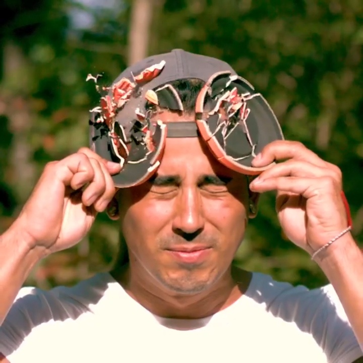 Chang trai dung dia gom dap vao dau de lam clip slow motion hinh anh