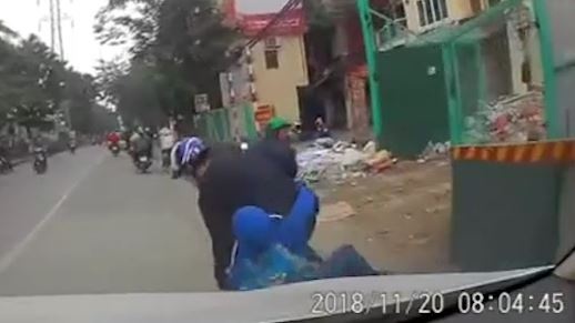 Hai me con may man thoat chet khi te ngay truoc dau oto hinh anh