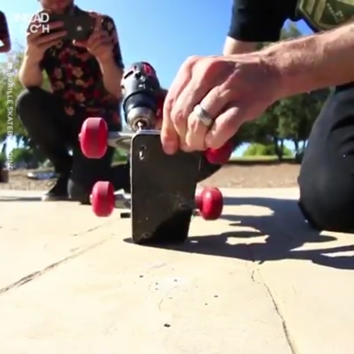 Dung iPhone XS Max lam van truot khien dan mang 'xot xa' hinh anh