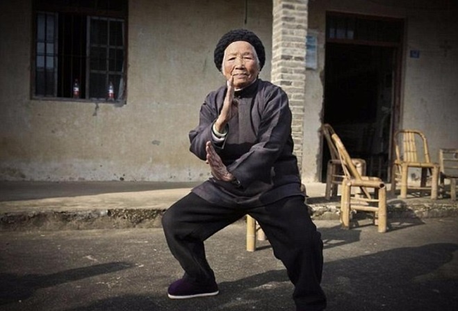 Cu ba 94 tuoi mua Kungfu dieu luyen khong thua gi thanh nien hinh anh