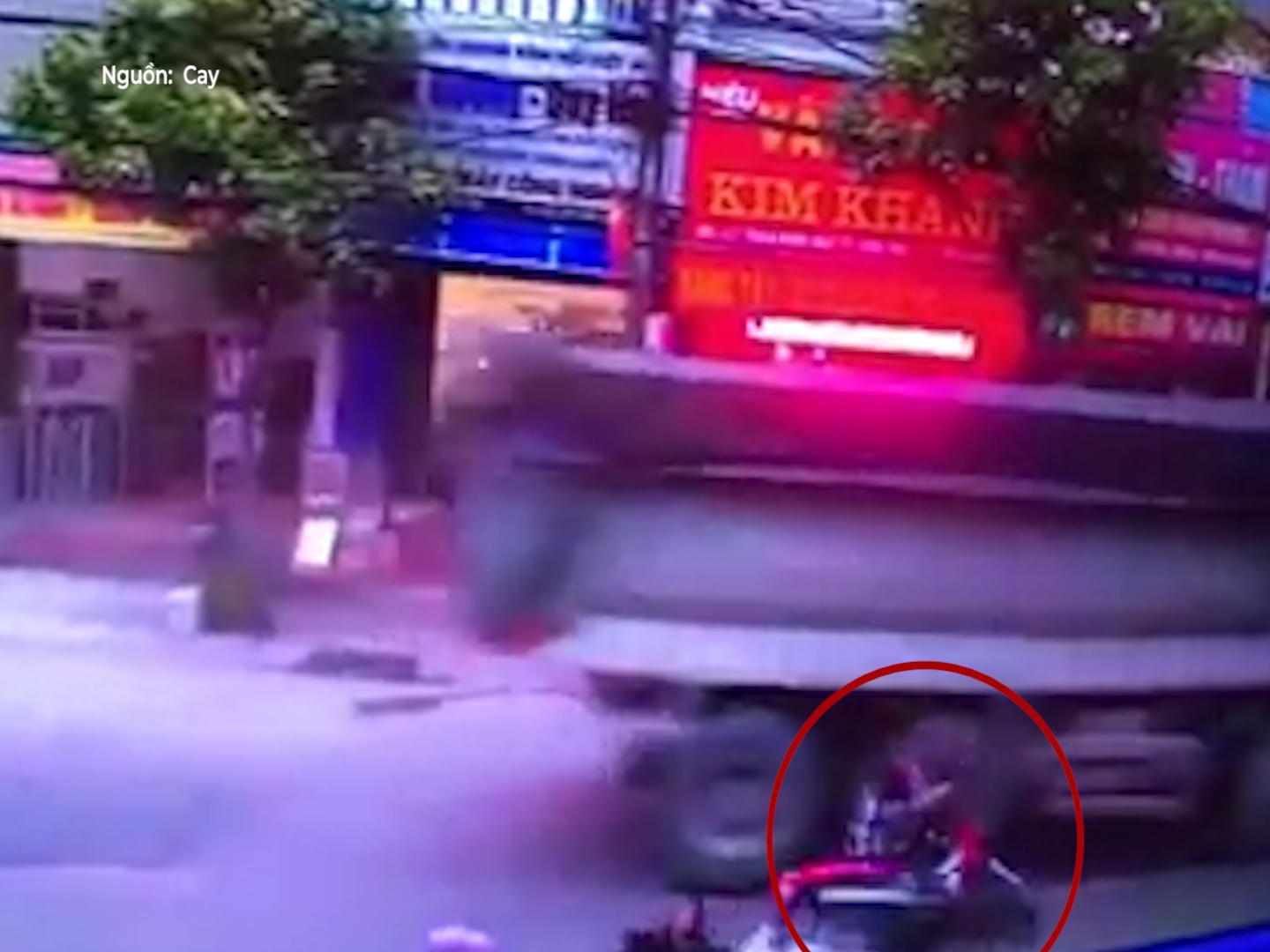 Nga xe ra duong, co gai suyt chet duoi gam oto hinh anh