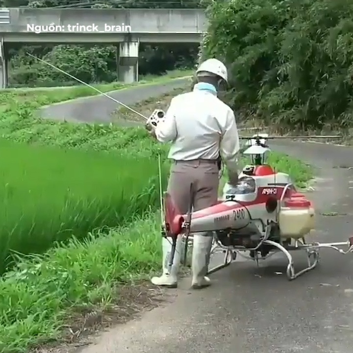 Nong dan Nhat Ban dieu khien truc thang, phun thuoc tru sau hinh anh