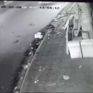 Oto chay nguoc chieu, dam xe dap roi bo chay o Ha Noi hinh anh