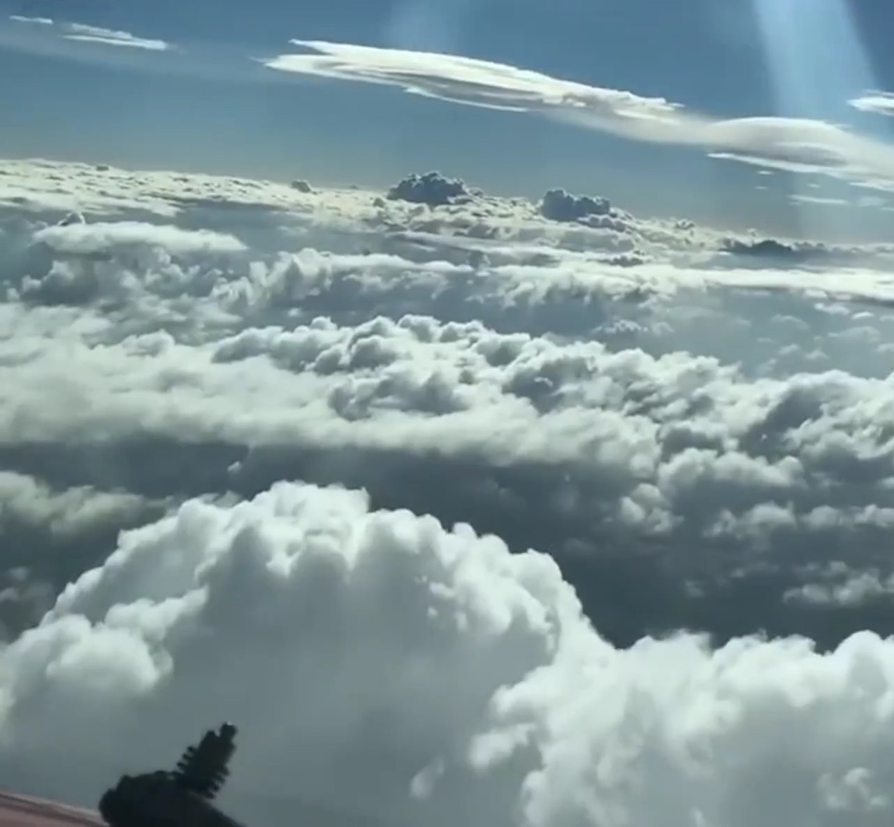 Khung canh than tien khi may bay di qua dam may khong lo hinh anh